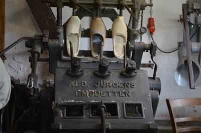 Uralte Maschinen zur Herstellung von Holzschuhen