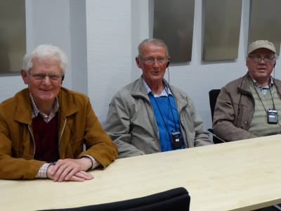 Gespannte Zuhrer mit Knopf im Ohr