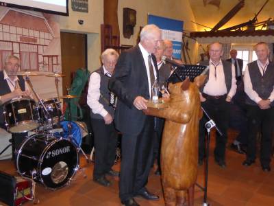 Egon bei seiner Festansprache. (Auge in Auge mit dem Glcksschwein)