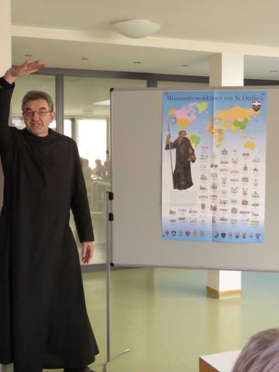 Der Prior des Klosters, Bruder Stephan Veith, bei seinerlebhaften Ansprache.

