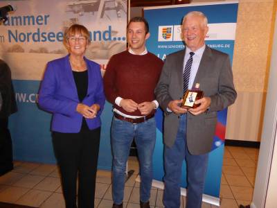 Geschenk an den neu gewhlten Landesvorsitzenden durch den Vorsitzenden der jungen Union